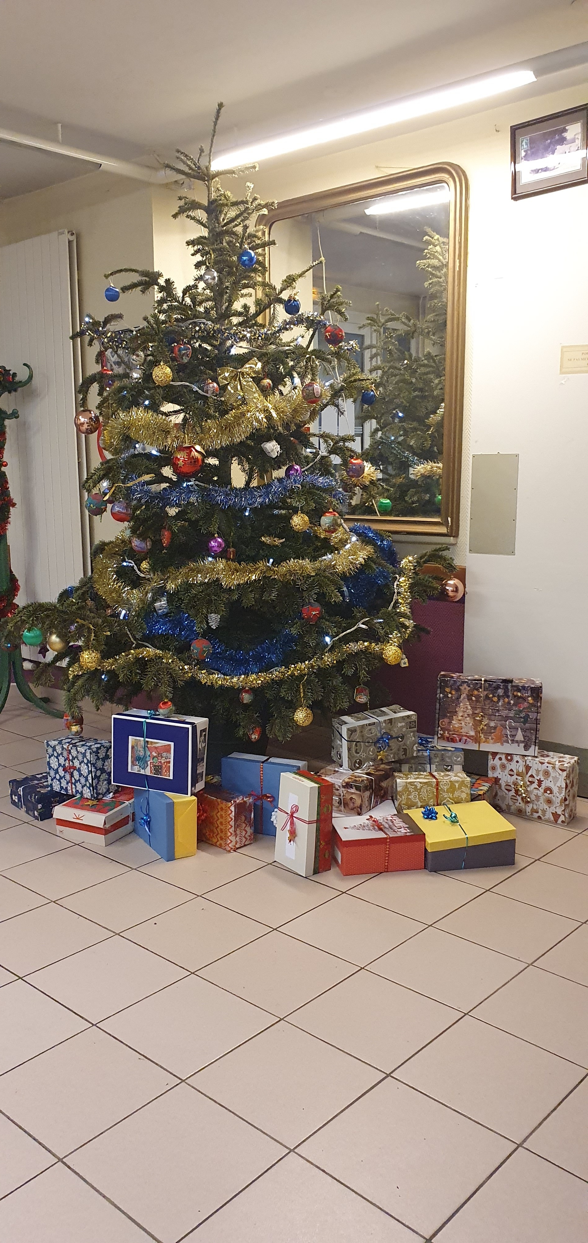 Cadeaux déposés au pied de notre sapin par l'Association 